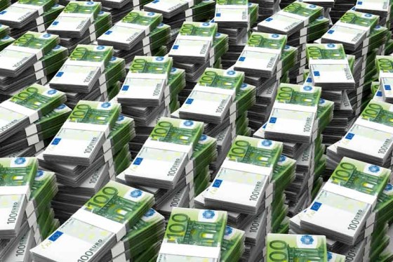 100-Euros-money-stack-©-F