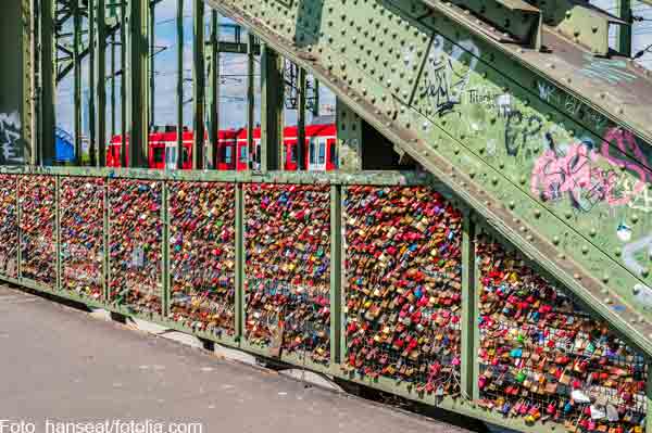 65277450_Köln—Hohenzollernbrücken-Treueschwur©-hanseat_fotolia
