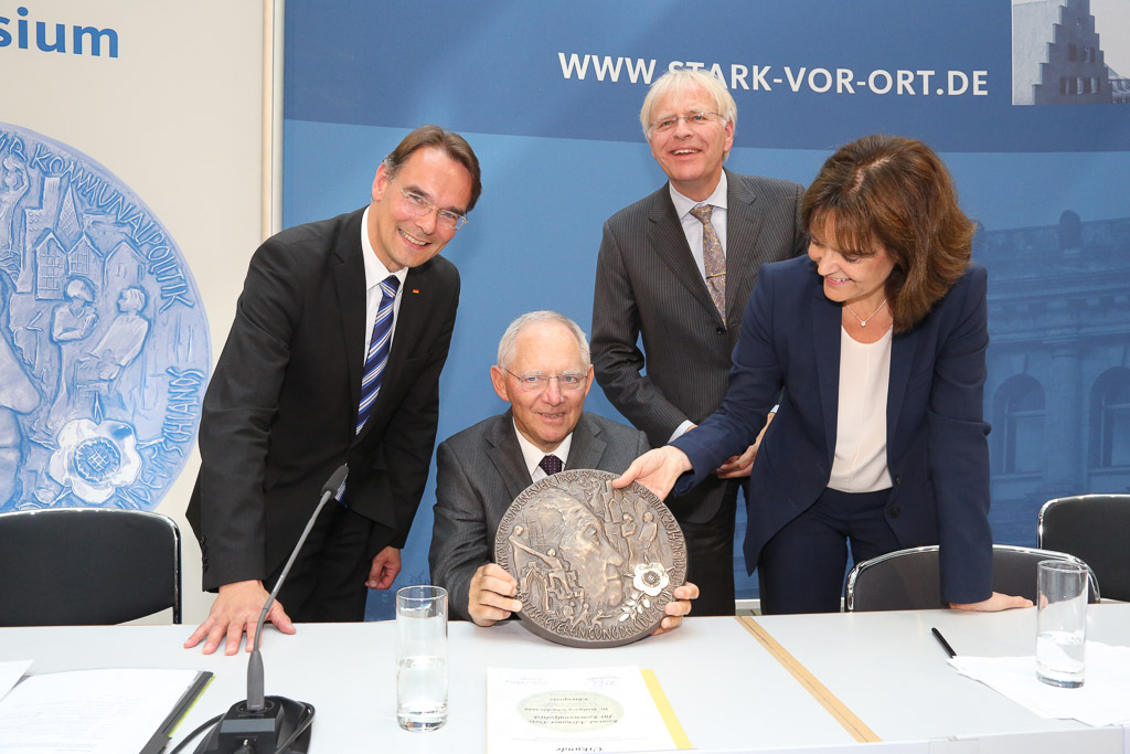 KPV würdigt Bundesfinanzminister Dr. Wolfgang Schäuble mit dem „Konrad-Adenauer-Sonderpreis für Kommunalpolitik“
