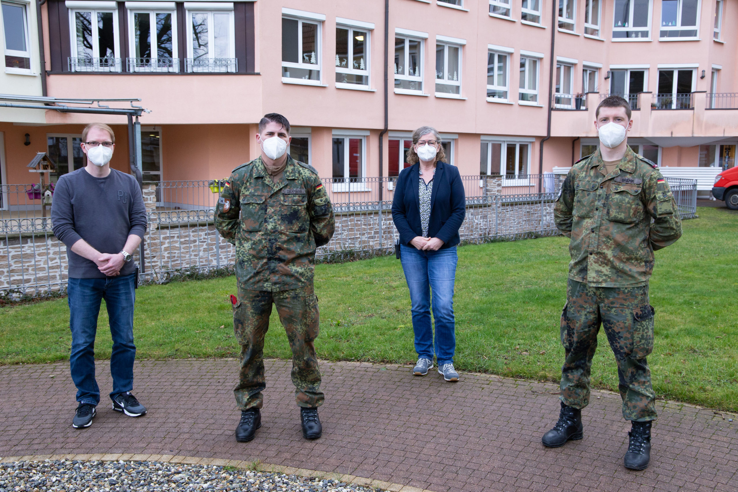 Soldaten unterstützen Pflegepersonal in der Not