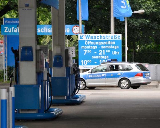 Kein seltenes Bild an deutschen Tankstellen: Polizei nimmt Daten zum Tankbetrug auf | Bild: auto.de